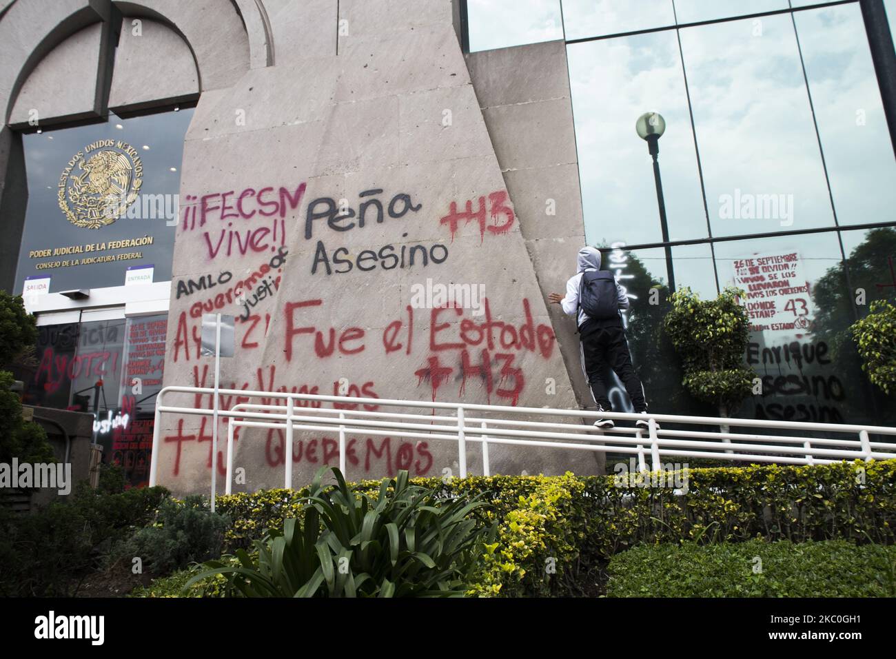 Genitori e compagni di scuola dei 43 studenti scomparsi Ayotzinapa hanno tenuto una protesta di fronte alle strutture del Consiglio giudiziario federale (CJF) il 24 settembre 2020 a Città del Messico, Messico. Questo evento fa parte delle varie attività previste per il sesto anniversario del rapimento dei loro figli nella città di Iguala. (Foto di Cristian Leyva/NurPhoto) Foto Stock