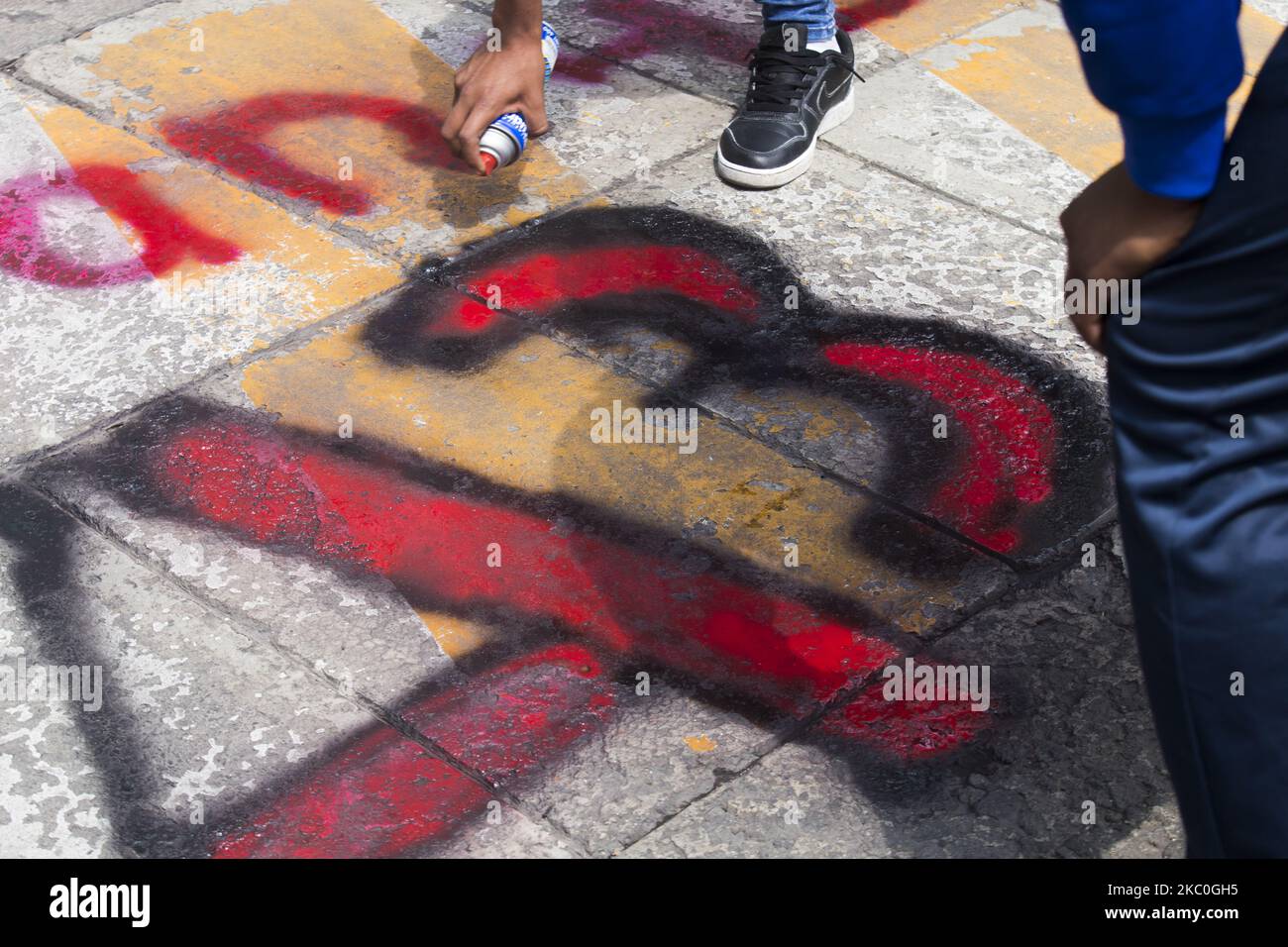 Genitori e compagni di scuola dei 43 studenti scomparsi Ayotzinapa hanno tenuto una protesta di fronte alle strutture del Consiglio giudiziario federale (CJF) il 24 settembre 2020 a Città del Messico, Messico. Questo evento fa parte delle varie attività previste per il sesto anniversario del rapimento dei loro figli nella città di Iguala. (Foto di Cristian Leyva/NurPhoto) Foto Stock