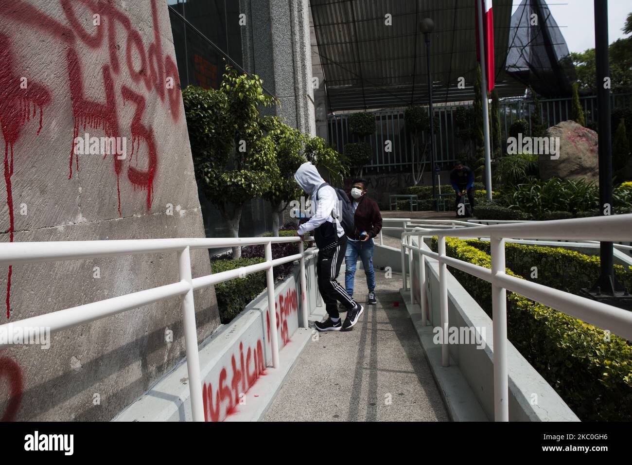 Genitori e compagni di scuola dei 43 studenti scomparsi Ayotzinapa hanno tenuto una protesta di fronte alle strutture del Consiglio giudiziario federale (CJF) il 24 settembre 2020 a Città del Messico, Messico. Questo evento fa parte delle varie attività previste per il sesto anniversario del rapimento dei loro figli nella città di Iguala. (Foto di Cristian Leyva/NurPhoto) Foto Stock