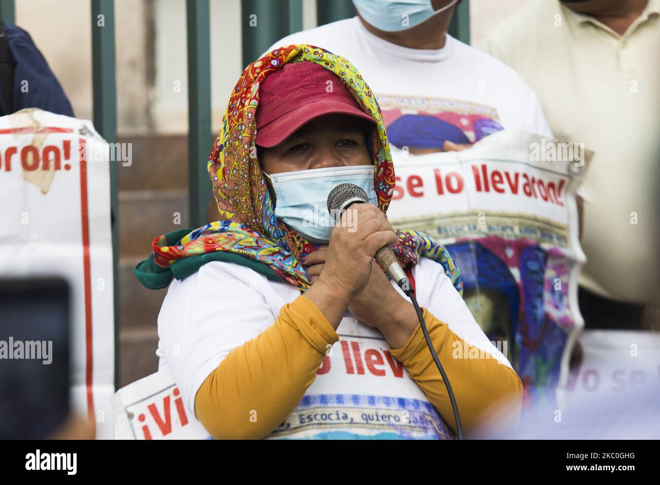 Genitori e compagni di scuola dei 43 studenti scomparsi Ayotzinapa hanno tenuto una protesta di fronte alle strutture del Consiglio giudiziario federale (CJF) il 24 settembre 2020 a Città del Messico, Messico. Questo evento fa parte delle varie attività previste per il sesto anniversario del rapimento dei loro figli nella città di Iguala. (Foto di Cristian Leyva/NurPhoto) Foto Stock