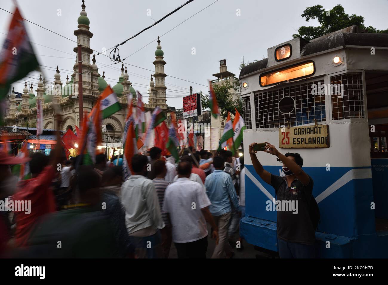 Un tram è stato fermato durante il raduno del fronte sinistro e del Congresso protestando contro la Farm Bill 2020 il 25 settembre 2020 a Kolkata, in India. (Foto di Sukhomoy Sen/NurPhoto) Foto Stock