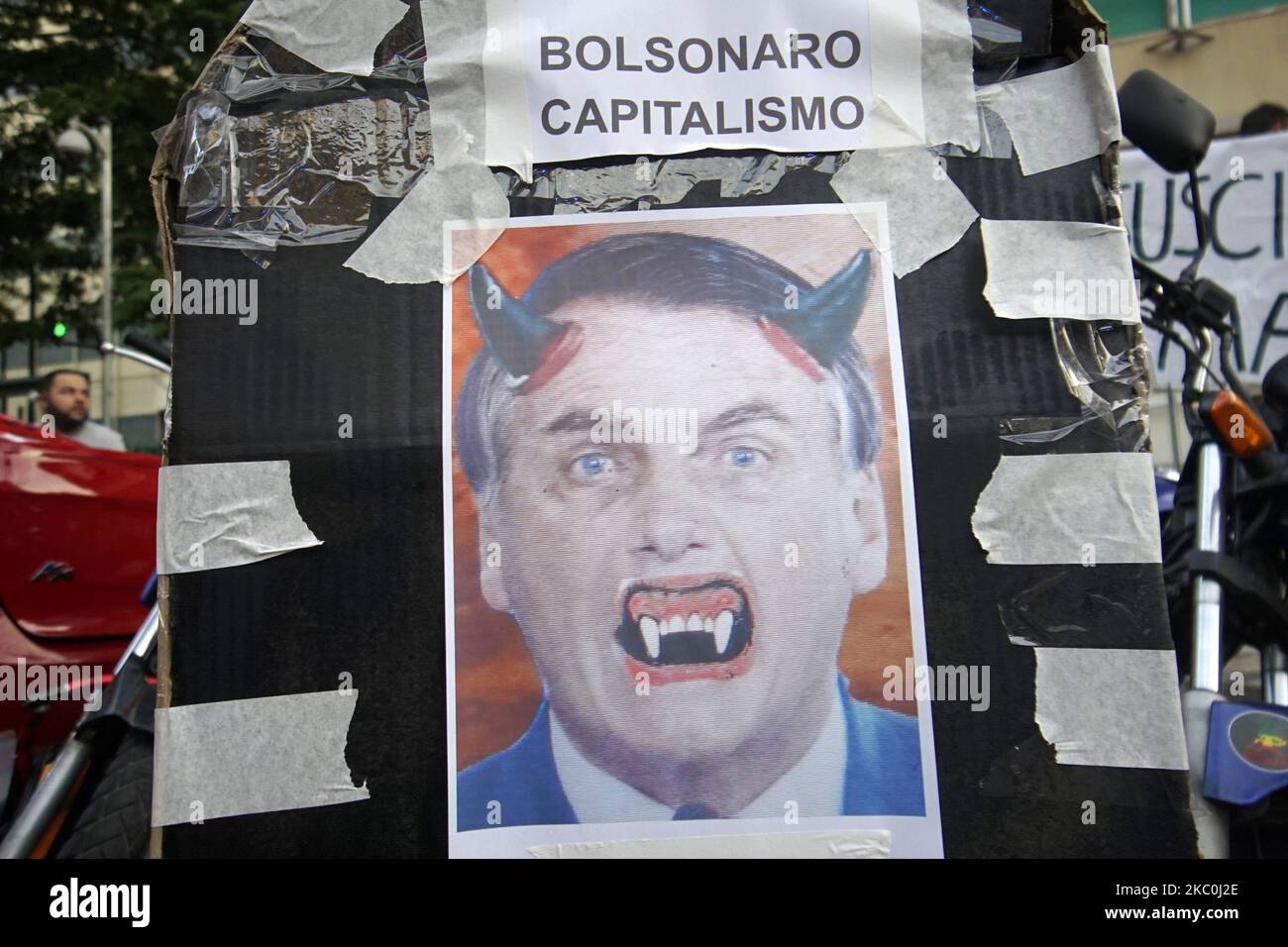 La gente protesta durante la Giornata mondiale di azione sul clima presso il Brazilian Environment Institute di Sao Paulo, Brasile, 25 settembre 2020. Diverse città brasiliane hanno protestato il 25 settembre, chiedendo al presidente del Brasile, Jair Bolsonaro, di intervenire contro il cambiamento climatico. (Foto di Cris FAGA/NurPhoto) Foto Stock