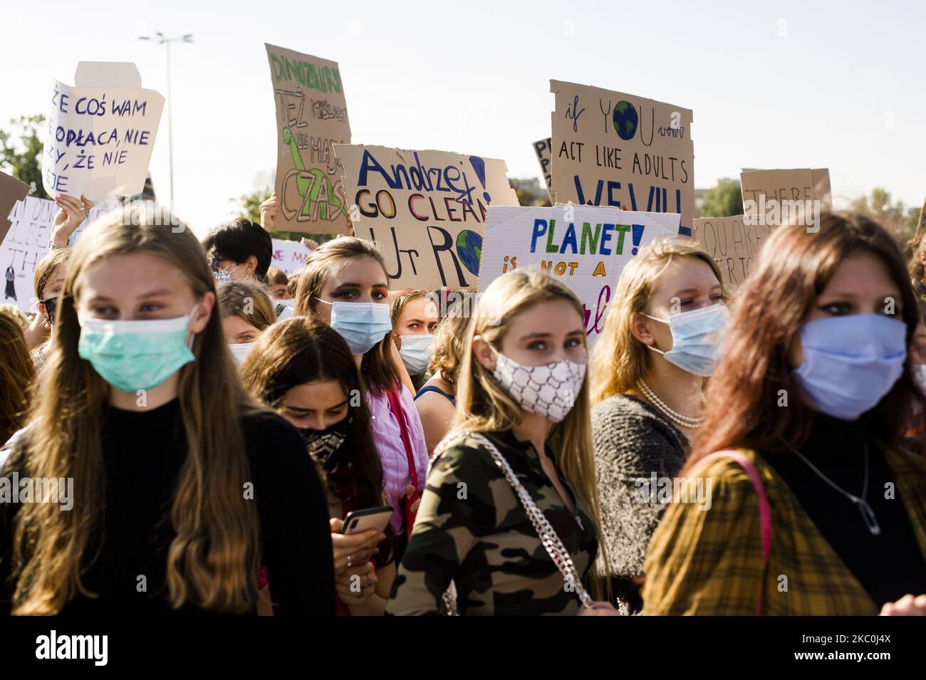 Un gran numero di studenti ha marciato a Varsavia per aumentare la consapevolezza delle questioni climatiche, chiedendo ai politici di intraprendere finalmente azioni serie sull’argomento e sottolineando le disuguaglianze sociali guidate dai cambiamenti climatici in tutto il mondo. La marcia è stata parte di una campagna globale "il venerdì per il futuro" iniziata da Greta Thunberg. Varsavia, Polonia, il 25 settembre 2020. (Foto di Piotr Lapinski/NurPhoto) Foto Stock