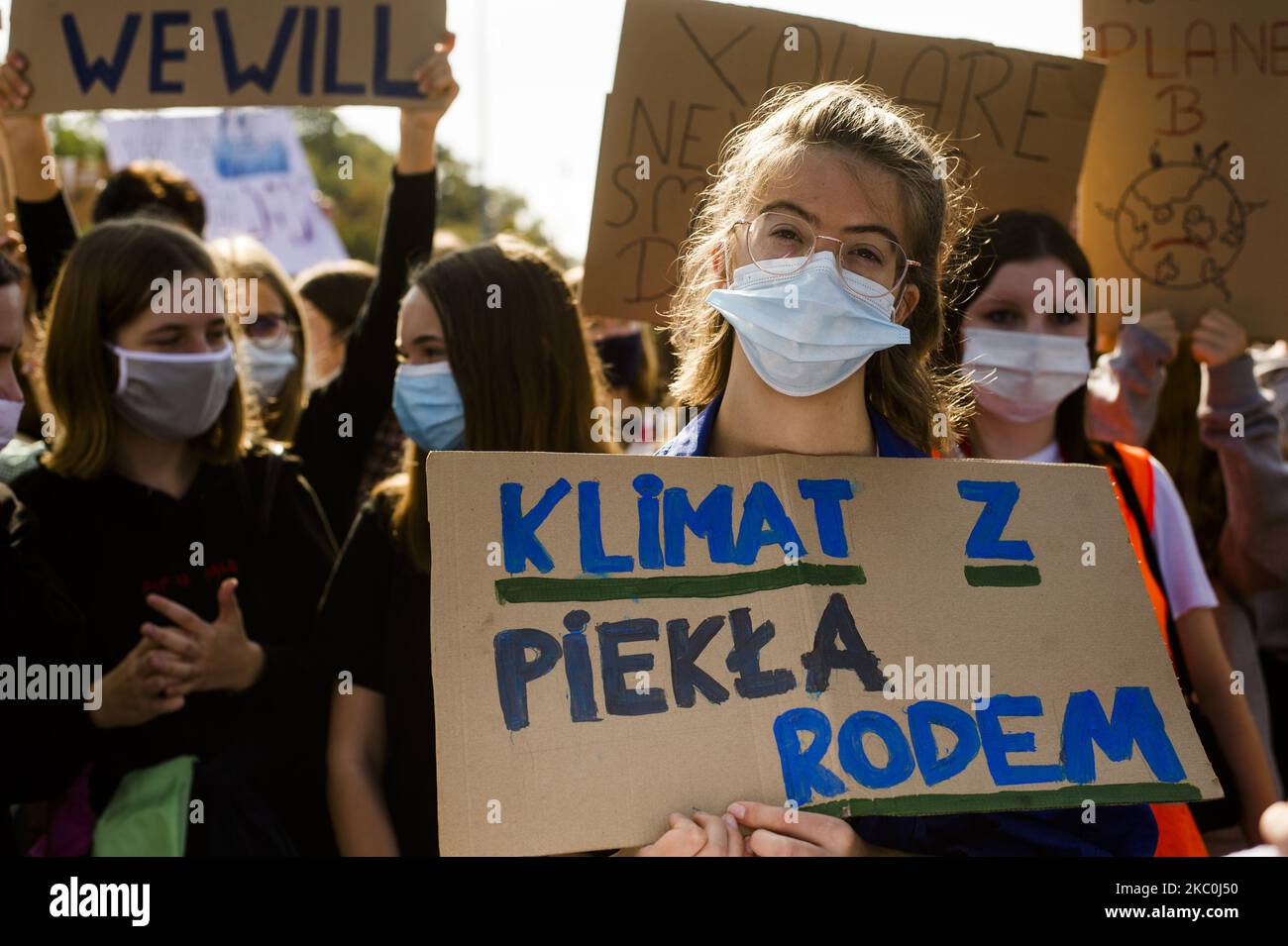 Un gran numero di studenti ha marciato a Varsavia per aumentare la consapevolezza delle questioni climatiche, chiedendo ai politici di intraprendere finalmente azioni serie sull’argomento e sottolineando le disuguaglianze sociali guidate dai cambiamenti climatici in tutto il mondo. La marcia è stata parte di una campagna globale "il venerdì per il futuro" iniziata da Greta Thunberg. Varsavia, Polonia, il 25 settembre 2020. (Foto di Piotr Lapinski/NurPhoto) Foto Stock