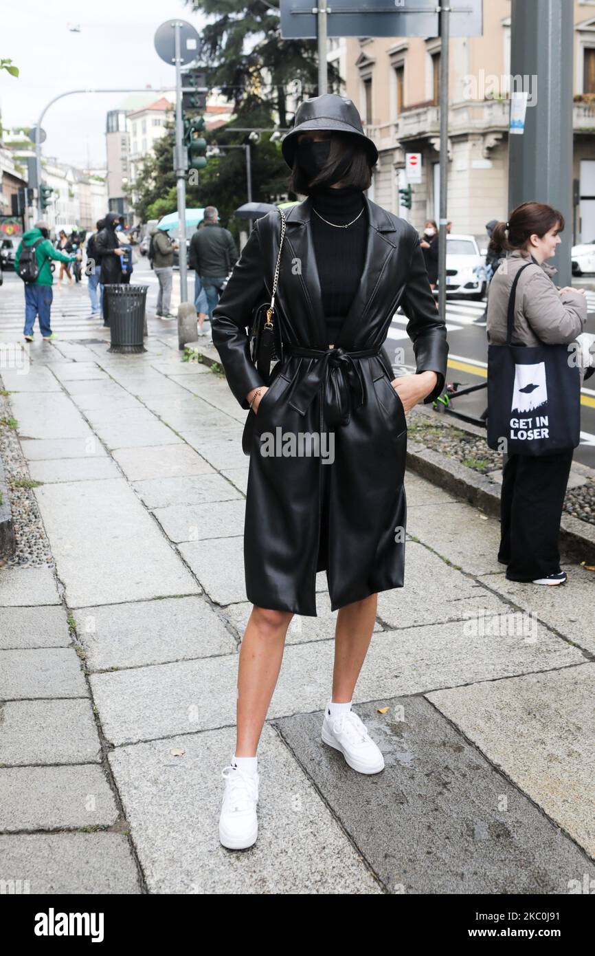 L'ospite è visto fuori Boss durante la settimana della moda femminile di Milano il 25 settembre 2020 a Milano. (Foto di Mairo Cinquetti/NurPhoto) Foto Stock