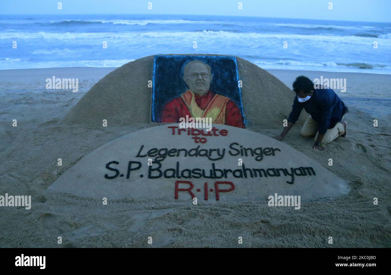 L'artista della sabbia Sudarsan Pattnaik ha creato una scultura di sabbia della leggendaria cantante Padma Shri S.P Balasubramanyam per rendere omaggio alla spiaggia di Puri della costa orientale del Mare del Bengala, a 65 km di distanza dalla capitale orientale dello stato indiano di Odisha, Bhubaneswar, il 26 settembre 2020. (Foto di Str/NurPhoto) Foto Stock