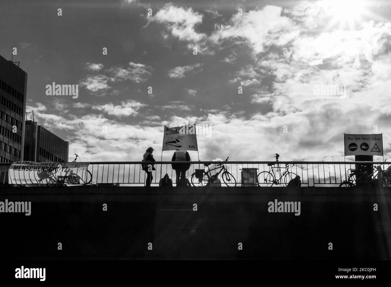 Gli attivisti di Friday-for-Future hanno bloccato gran parte del trafficato anello delle città durante il Global Climate Strike del 25 settembre 2020 ad Hannover. Con il motto "No degree anyther”, gli attivisti del clima hanno chiesto politiche rispettosi del clima e il rispetto degli obiettivi dell'accordo di Parigi. I raduni hanno avuto luogo in otto diverse località lungo la circonvallazione della città, che è un sistema completo di strade cittadine nel centro della città, riducendo significativamente il traffico automobilistico. (Foto di Peter Niedung/NurPhoto) Foto Stock