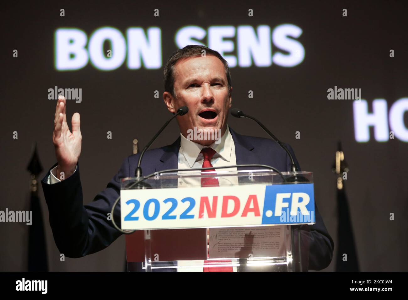 Il capo del partito di estrema destra "Debout la France" Nicolas Dupont-Aignan consegna un discorso durante un incontro che segna l'inizio dell'anno politico, il 26 settembre 2020 a Parigi, Francia. (Foto di Michel Stoupak/NurPhoto) Foto Stock