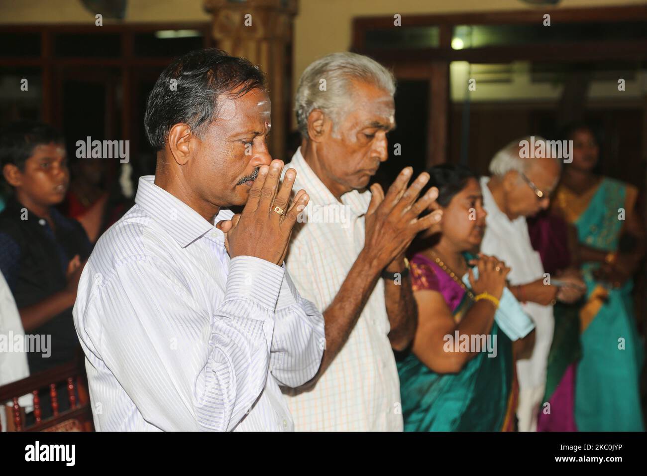 I Tamil pregano per tutti coloro che sono stati uccisi durante la guerra civile durante uno speciale programma culturale con bambini orfani durante la guerra civile a Jaffna, Sri Lanka, il 12 agosto 2017. Questo è solo uno dei tanti ricordi delle profonde cicatrici causate durante la guerra civile durata 26 anni tra l'esercito dello Sri Lanka e le LTTE (Tigri di liberazione del Tamil Eelam). Le Nazioni Unite stimano che durante la guerra siano state uccise circa 40.000 persone. (Foto di Creative Touch Imaging Ltd./NurPhoto) Foto Stock