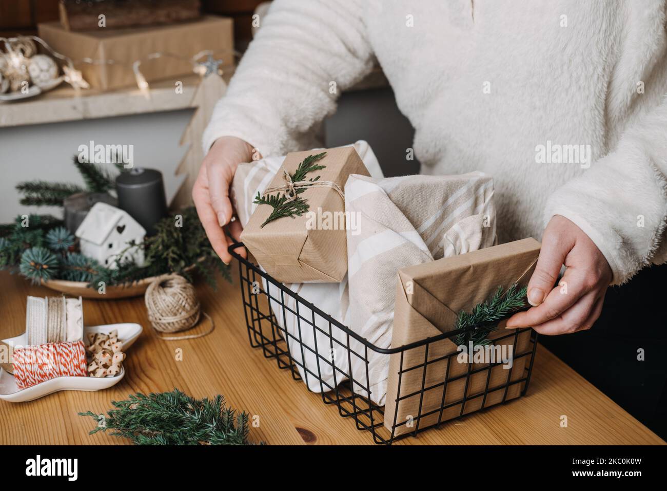 Natale Furoshiki giapponese tessuto che avvolge i regali processo. Donna imballaggio Natale Furoshiki Zero rifiuti riutilizzabili eco-friendly regali sostenibili in Foto Stock