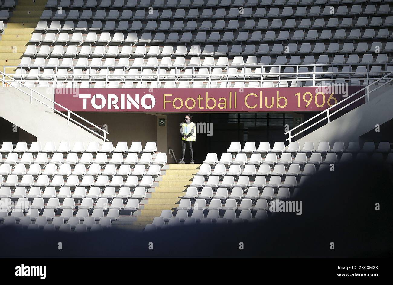 Uno steward che indossa un facemarks guarda in uno stadio vuoto durante la  Serie A match tra Torino FC e Atalanta BC allo Stadio Olimpico di Torino il  26 settembre 2020 a