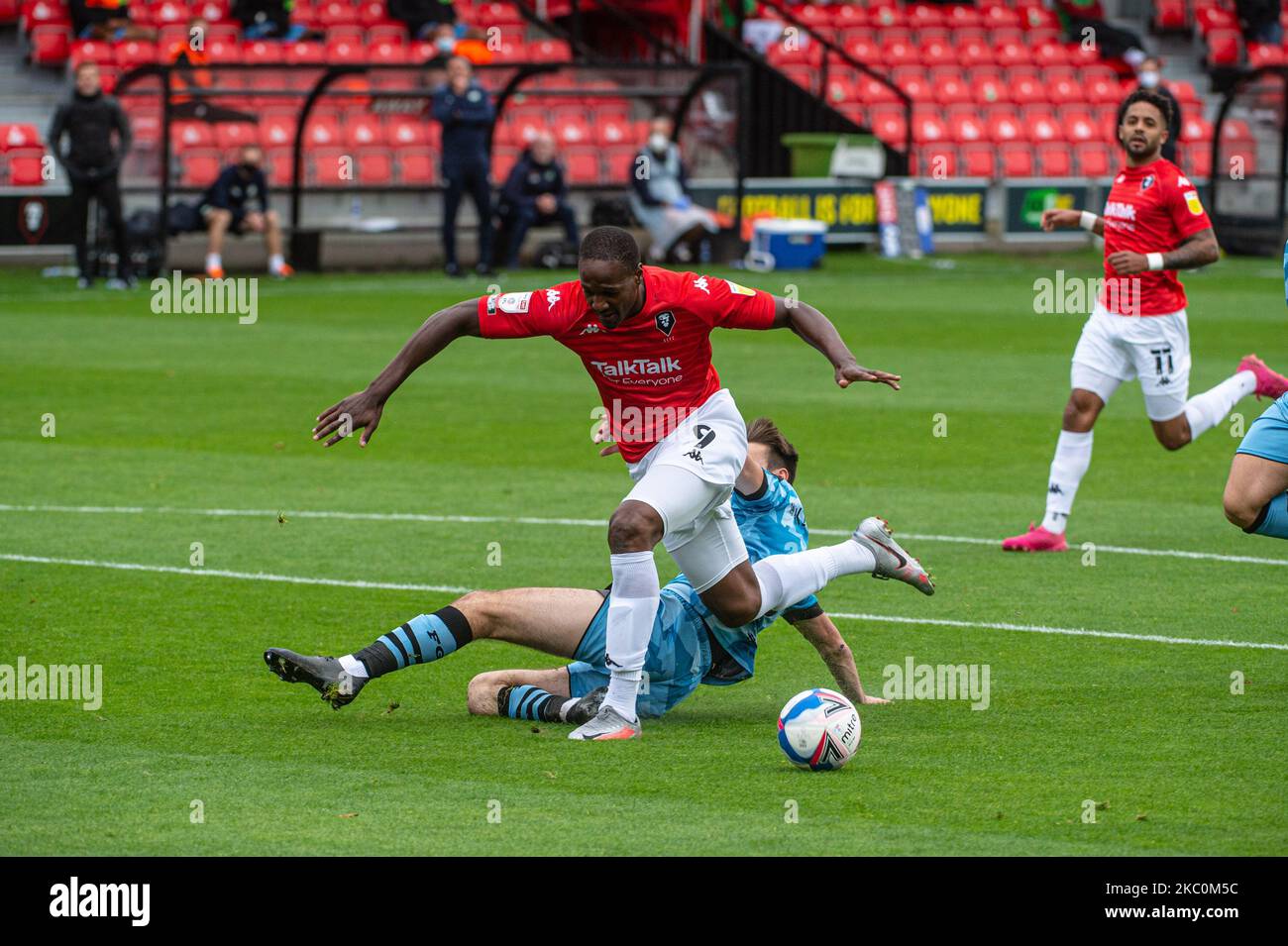 Liam Kitching of Forest Green Rovers affronta Tom Elliott del Salford City FC durante la partita della Sky Bet League 2 tra Salford City e Forest Green Rovers a Moor Lane, Salford, Inghilterra, il 26 settembre 2020. (Foto di Ian Charles/MI News/NurPhoto) Foto Stock
