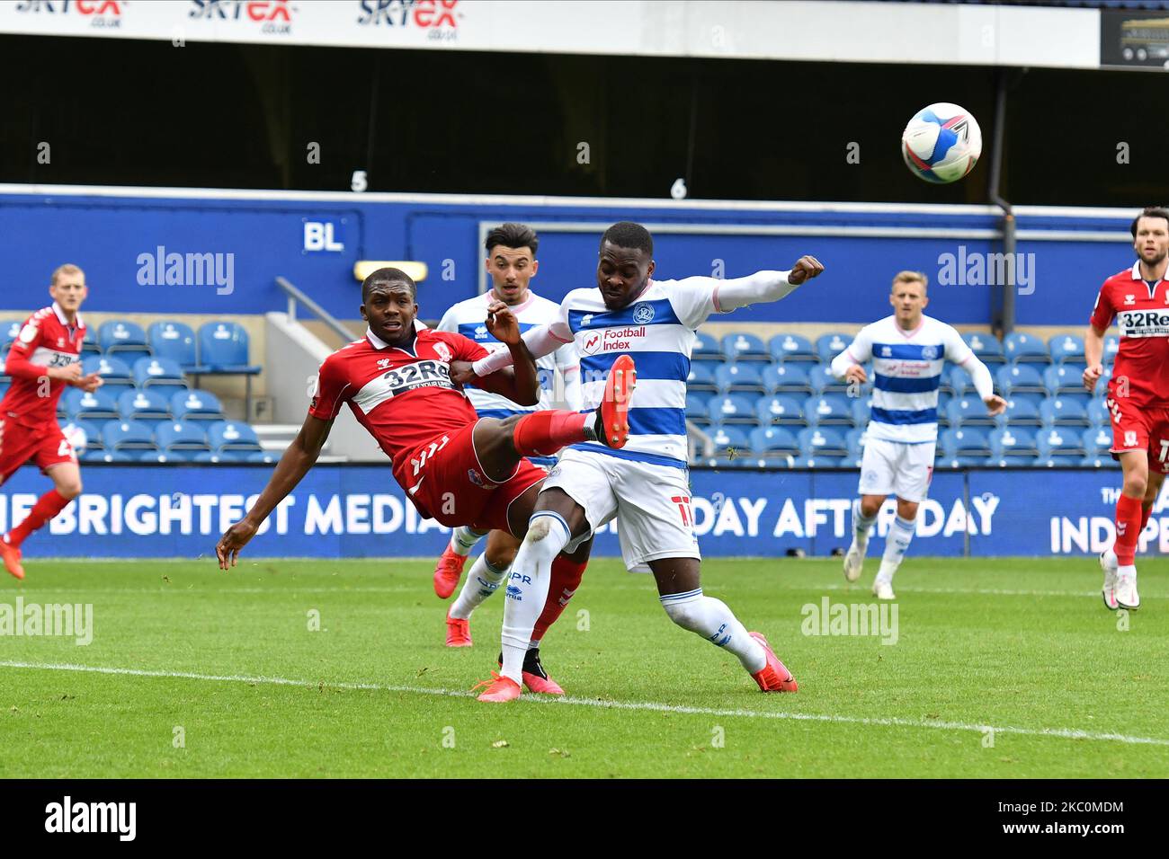 Bright Osayi-Samuel e Anfernee Dijksteel in azione durante la partita del Campionato Sky Bet tra Queens Park Rangers e Middlesbrough allo Stadio Kiyan Prince Foundation il 26 settembre 2020 a Londra, Inghilterra. (Foto di MI News/NurPhoto) Foto Stock