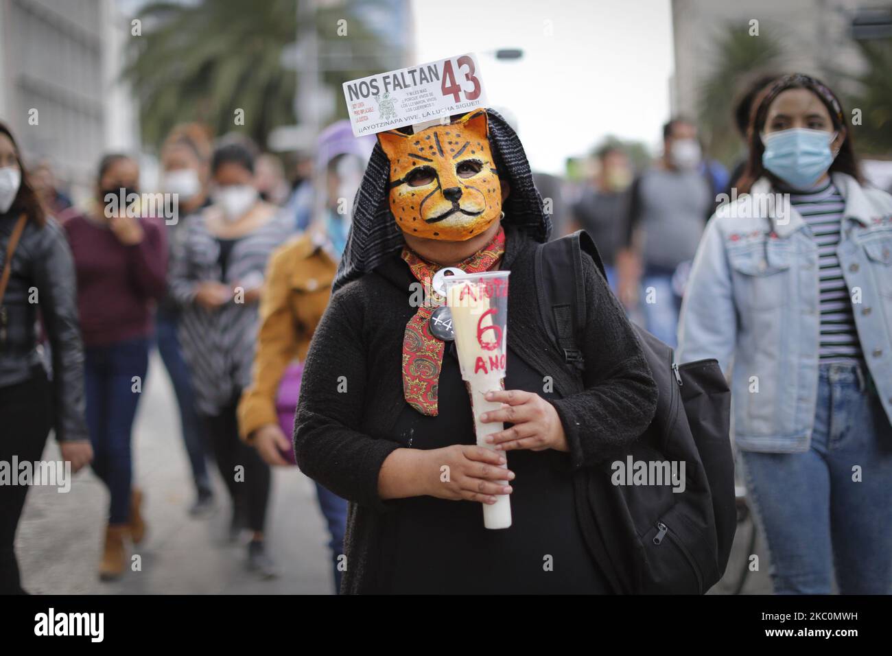 Persone durante una manifestazione per commemorare il sesto anniversario della scomparsa dei 43 studenti Ayotzinapa il 26 settembre 2020 a Città del Messico, Messico. Nella prima mattina del 27 settembre 2014, 43 studenti della Ayotzinapa Rural Normal School sono stati rapiti dalla polizia locale e statale nello Stato del Messico meridionale di Guerrero, Iguala ha accusato di rubare autobus privati per andare a una protesta a Città del Messico. (Foto di Guillermo Gutiérrez/NurPhoto) Foto Stock