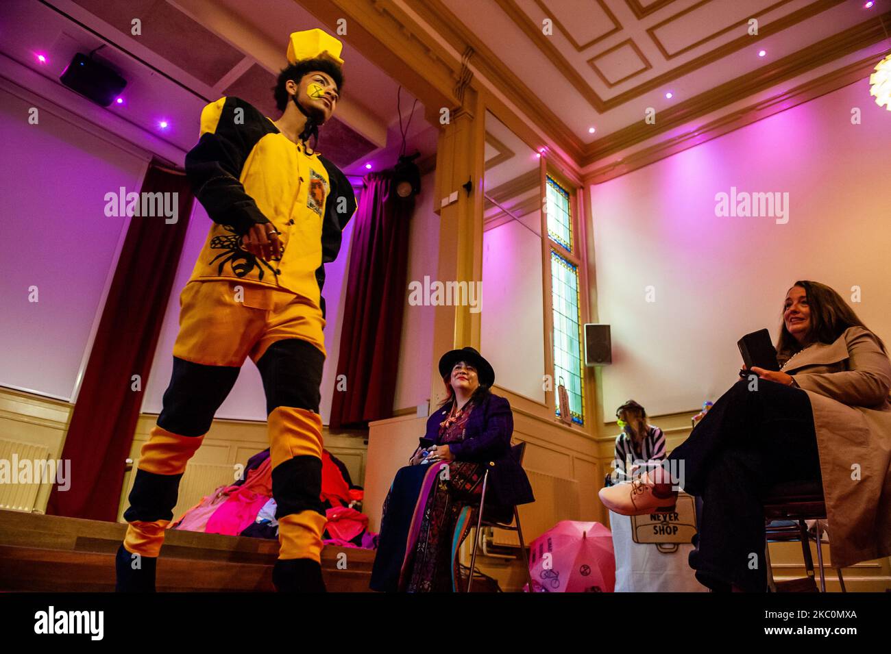 I modelli XR sono in parata durante il lancio di 'Nopulence', la prima collezione di abbigliamento attivista di Extinction Rebellion durante la settimana olandese della moda sostenibile, ad Amsterdam, il 26th settembre 2020. (Foto di Romy Arroyo Fernandez/NurPhoto) Foto Stock