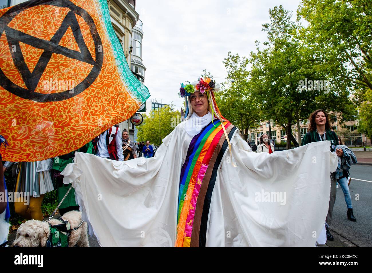 I modelli XR stanno prendendo le strade, durante il lancio di 'Nopulence', la prima collezione di abbigliamento attivista di Extinction Rebellion durante la settimana olandese della moda sostenibile, ad Amsterdam, il 26th settembre 2020. (Foto di Romy Arroyo Fernandez/NurPhoto) Foto Stock