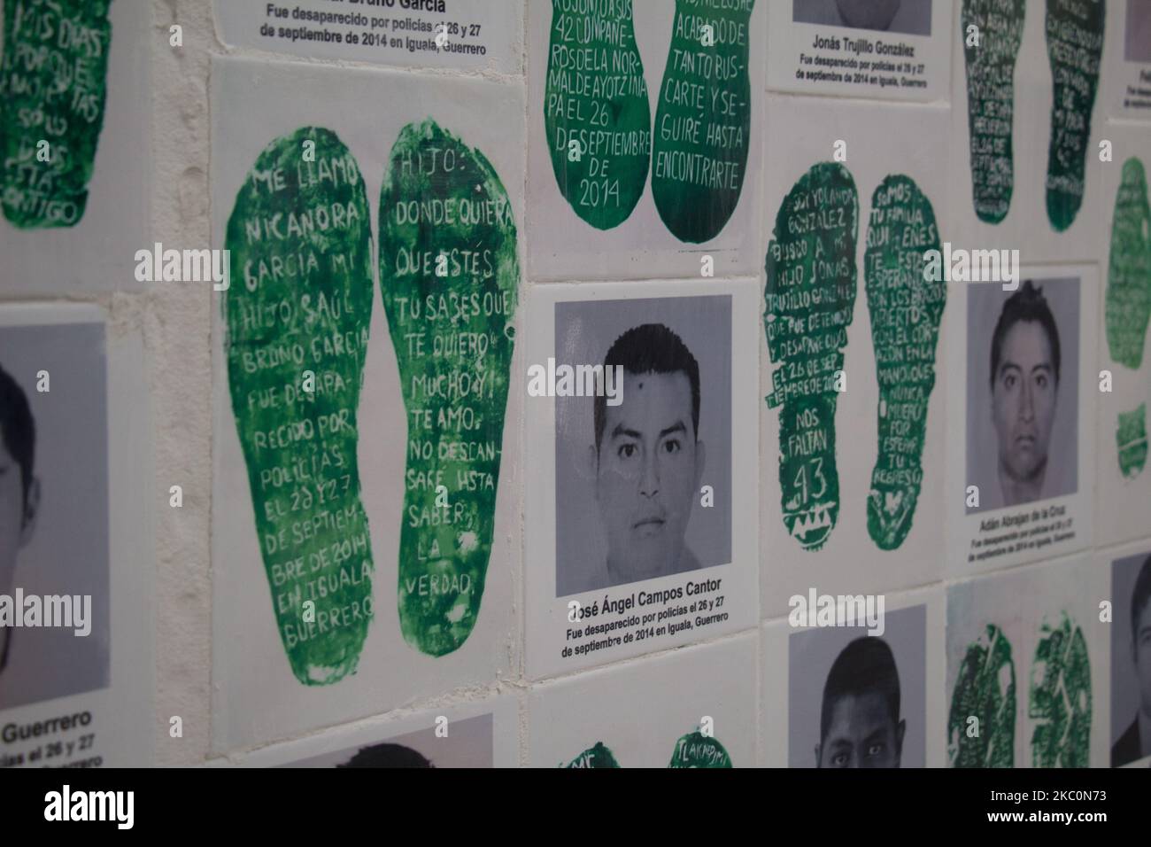 Nel 6th° anniversario della loro scomparsa forzata, madri, padri e compagni di classe dei 43 studenti Ayotzinapa, hanno chiamato una manifestazione a Città del Messico, in Messico, il 26 settembre 2020. (Foto di Martin Gorostiola/NurPhoto) Foto Stock