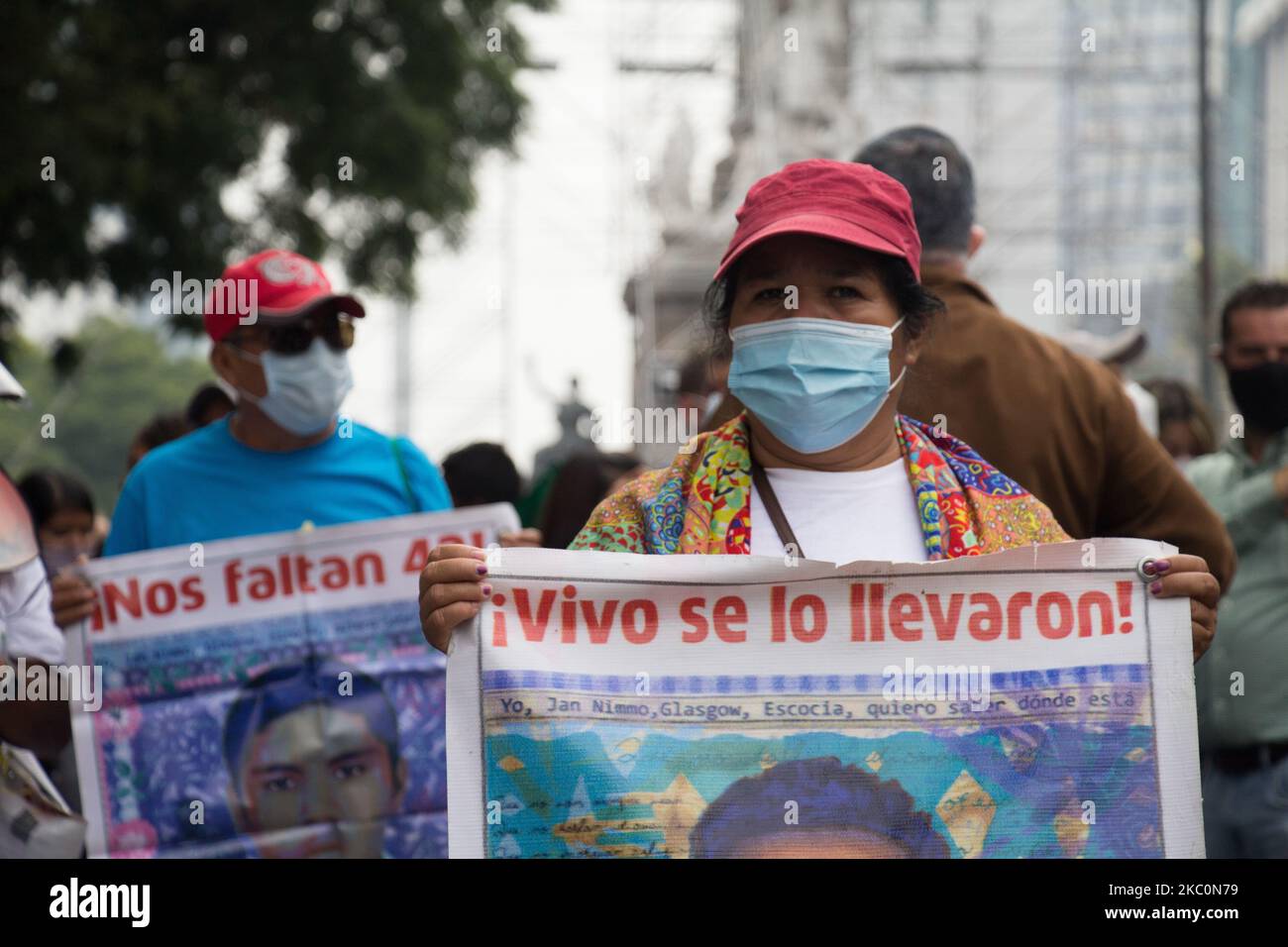 Nel 6th° anniversario della loro scomparsa forzata, madri, padri e compagni di classe dei 43 studenti Ayotzinapa, hanno chiamato una manifestazione a Città del Messico, in Messico, il 26 settembre 2020. (Foto di Martin Gorostiola/NurPhoto) Foto Stock