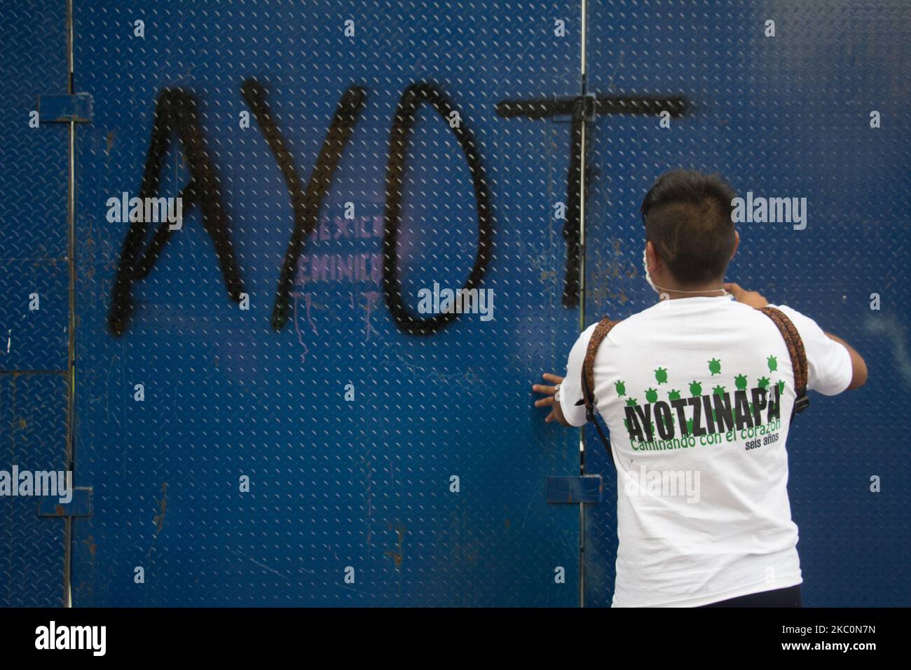 Nel 6th° anniversario della loro scomparsa forzata, madri, padri e compagni di classe dei 43 studenti Ayotzinapa, hanno chiamato una manifestazione a Città del Messico, in Messico, il 26 settembre 2020. (Foto di Martin Gorostiola/NurPhoto) Foto Stock