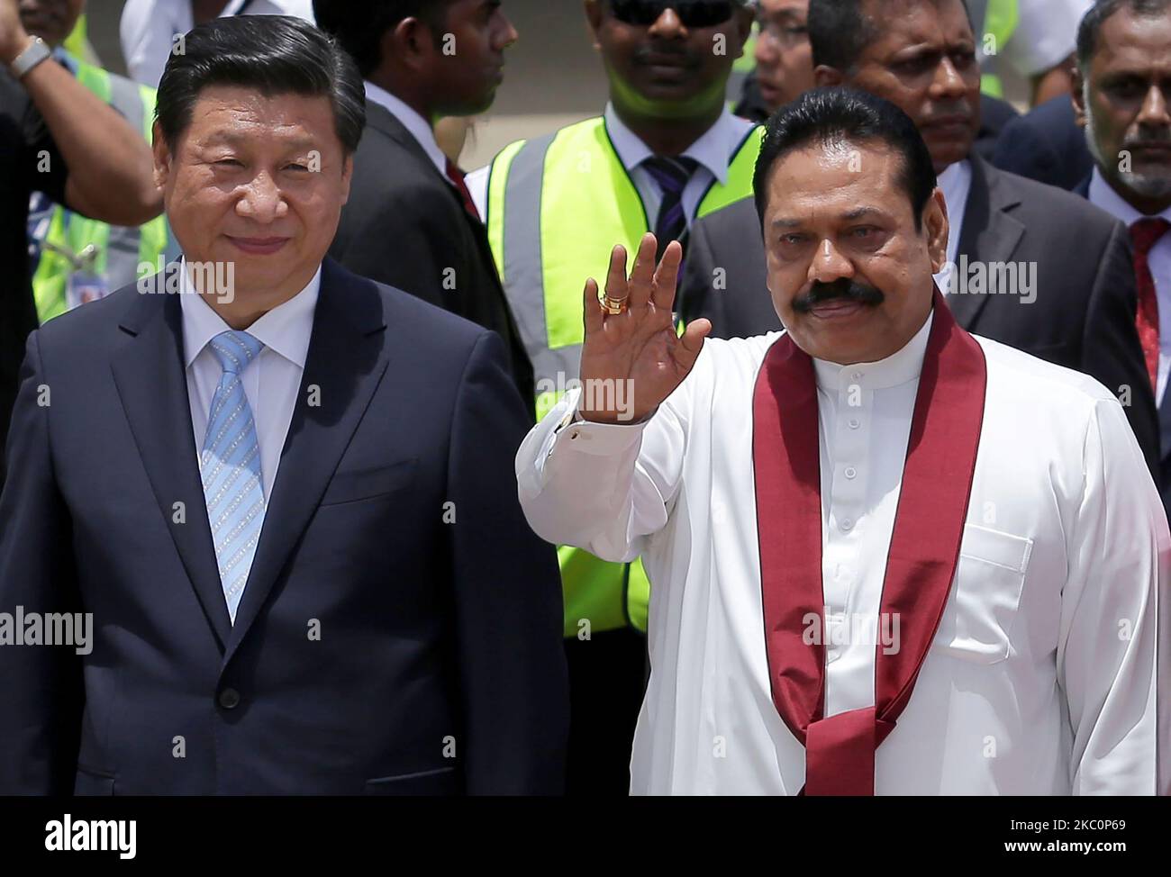 Il presidente cinese Xi Jinping (L) guarda come il presidente dello Sri Lanka Mahinda Rajapaksa agita la mano ai fotografi durante una cerimonia di benvenuto all'aeroporto internazionale di Bandaranaike a Katunayake il 16 settembre 2014. (Foto di Tharaka Basnayaka/NurPhoto) Foto Stock