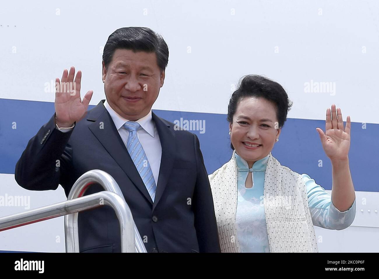 Il presidente cinese Xi Jinping (L) e sua moglie Peng Liyuan (2L) riconoscono l'accoglienza durante una cerimonia di benvenuto all'aeroporto internazionale di Bandaranaike a Katunayake il 16 settembre 2014. (Foto di Tharaka Basnayaka/NurPhoto) Foto Stock