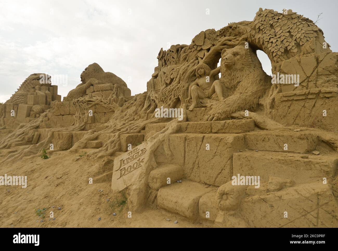 Un progetto (L-R) 'Godzilla, King Kong and the Jungle Book' di Ani Zlateva e Georgi Zlatev, visto durante l'edizione 13th del Burgas Sand Sculptures Festival 2020 a Burgas Park 'Ezero'. Ogni anno il tema del festival è diverso, e per il 2020 è stato selezionato il tema 'medievale'. Più di 2.500 tonnellate di sabbia sono usate annualmente per costruire sculture. Sabato 26 settembre 2020 a Burgas, Polonia. (Foto di Artur Widak/NurPhoto) Foto Stock