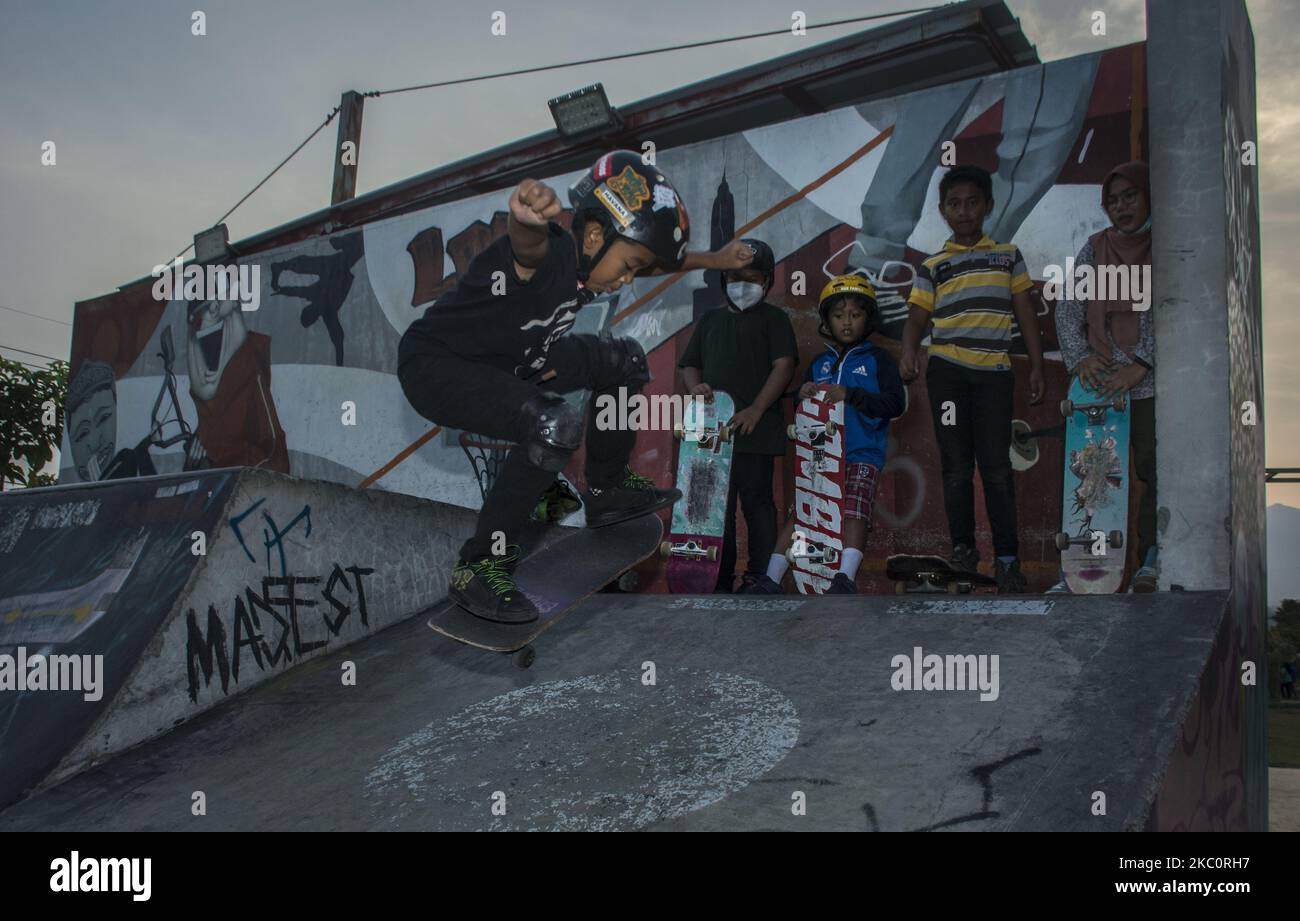 Alcuni bambini stanno giocando a skateboard nel pomeriggio in un parco cittadino senza implementare protocolli sanitari durante l'epidemia di Covid-19, a Malang City, nella provincia di Giava Orientale, in Indonesia, il 28 settembre, 2020. Il governo indonesiano sta lottando per sopprimere l'aumento dei casi positivi di Covid-19 che hanno raggiunto 278.722 persone e 10.473 morti, a partire dal settembre 28. (Foto di Aman Rochman/NurPhoto) Foto Stock