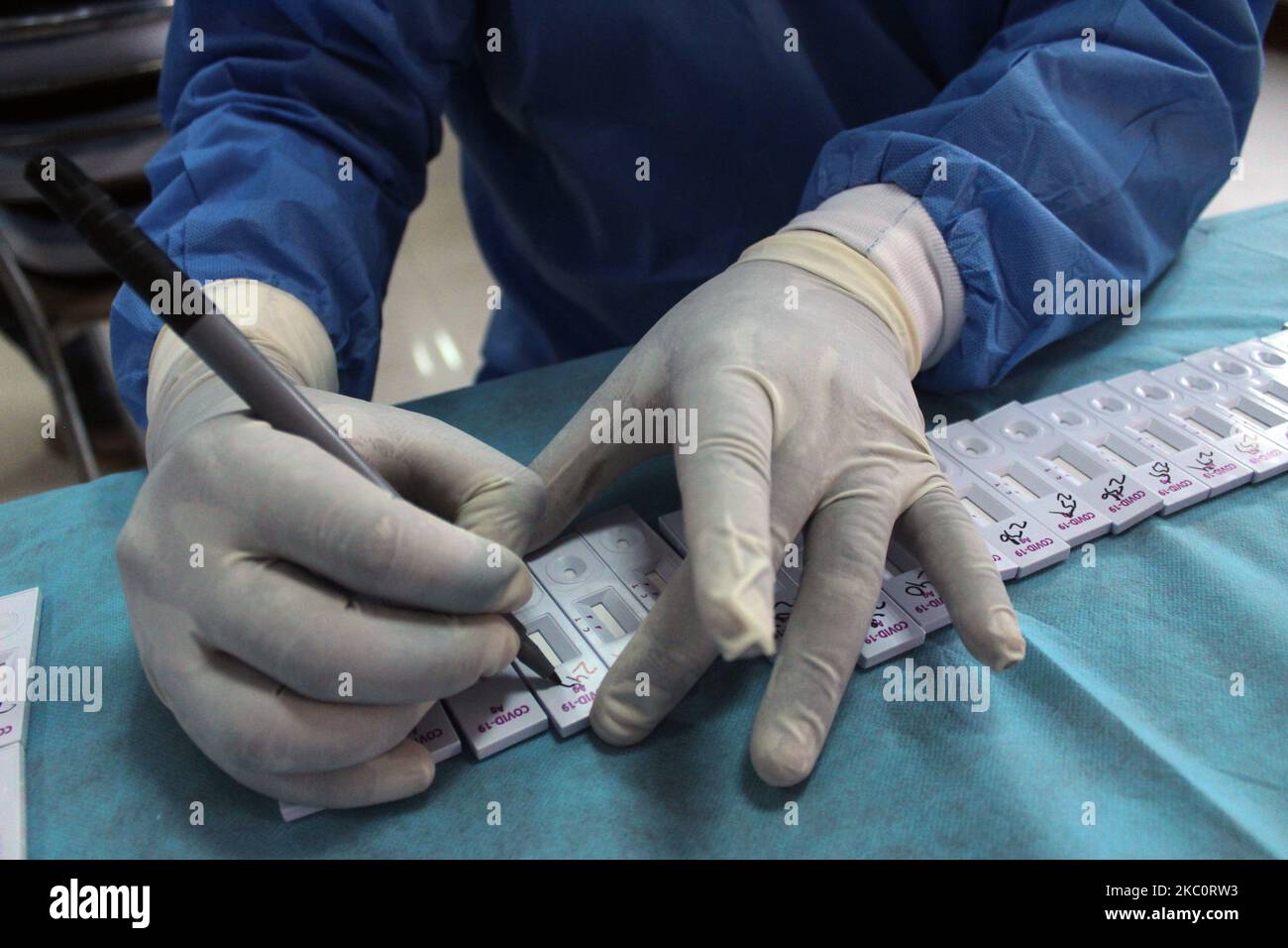 Un operatore sanitario che lavora con dispositivi di protezione individuale (DPI) contrassegna i kit di analisi per campioni di tamponi nasali durante il test rapido dell'antigene (RAT) di Covid-19, presso l'Indian Agricultural Research Institute (IARI), Pusa il 28 settembre 2020 a Nuova Delhi. Il caso indiano Covid-19 supera il segno 60-lakh con un picco di oltre 82.000 nuovi casi nelle ultime 24 ore. Nelle ultime 24 ore sono stati registrati oltre 1.000 decessi, che hanno spinto il numero totale di decessi registrati dall'inizio della pandemia oltre il 94.000. (Foto di Mayank Makhija/NurPhoto) Foto Stock