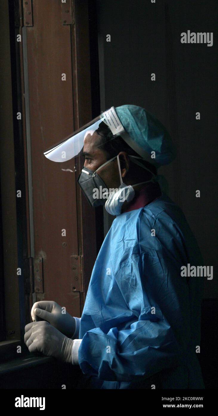 Un operatore sanitario che lavora con dispositivi di protezione individuale (DPI) attende i dipendenti durante il prelievo del campione di tampone nasale per il test rapido dell'antigene (RAT) di Covid-19 presso l'Indian Agricultural Research Institute (IARI), Pusa, il 28 settembre 2020 a Nuova Delhi. Il caso indiano Covid-19 supera il segno 60-lakh con un picco di oltre 82.000 nuovi casi nelle ultime 24 ore. Nelle ultime 24 ore sono stati registrati oltre 1.000 decessi, che hanno spinto il numero totale di decessi registrati dall'inizio della pandemia oltre il 94.000. (Foto di Mayank Makhija/NurPhoto) Foto Stock