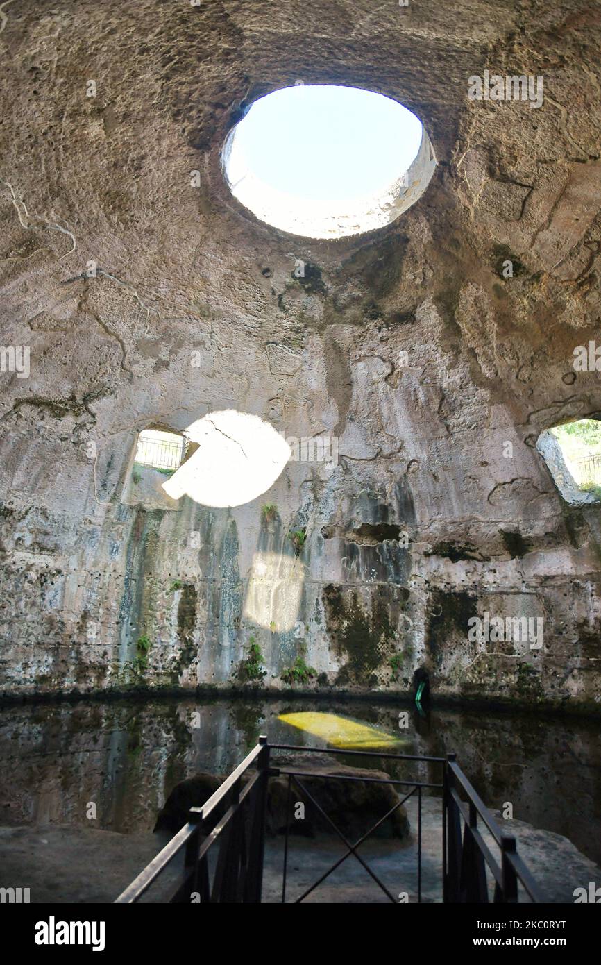 Una piscina termale delle antiche terme romane di Baia, nei pressi di Napoli in Italia. Foto Stock