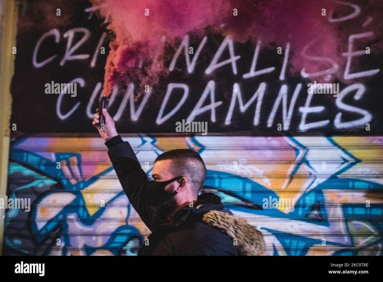 Lunedì 28 settembre 2020 sono entrate in vigore nuove misure sanitarie per contrastare l'aumento del numero di casi di COVID-19 in Francia. Tra questi, i bar di Parigi devono ora chiudere dalle 10:00. Per l'occasione, molti proprietari di bar nel 11th ° arrondissement, in particolare in rue Jean-Pierre Timbaud e rue Saint-Maur, hanno dimostrato la loro opposizione e i loro timori di una chiusura permanente da striscioni appesi sulla loro parte anteriore e fumo illuminazione, sostenuto e applaudito da clienti e residenti del quartiere. (Foto di Samuel Boivin/NurPhoto) Foto Stock