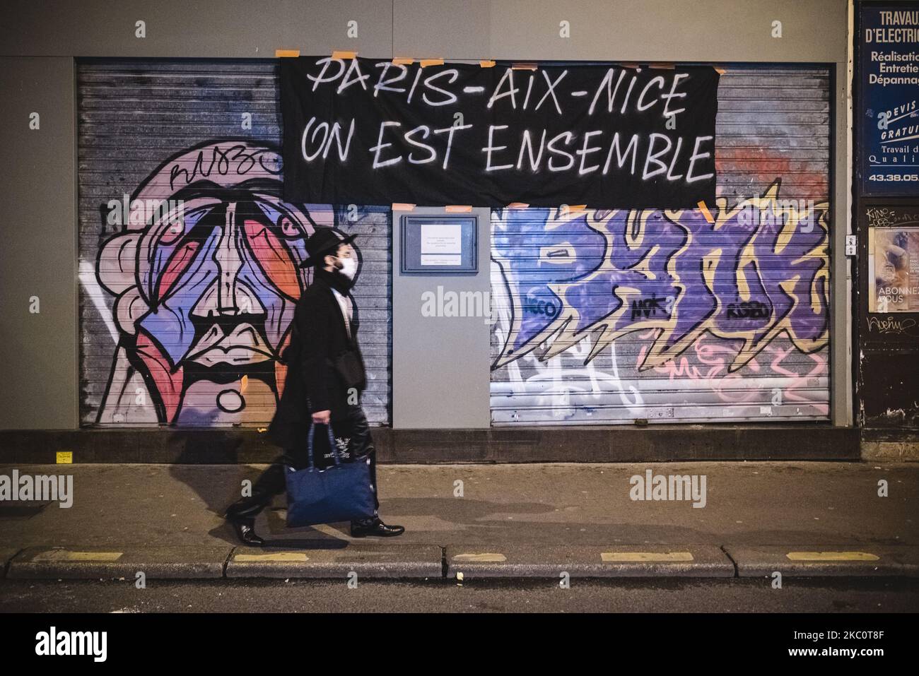 Lunedì 28 settembre 2020 sono entrate in vigore nuove misure sanitarie per contrastare l'aumento del numero di casi di COVID-19 in Francia. Tra questi, i bar di Parigi devono ora chiudere dalle 10:00. Per l'occasione, molti proprietari di bar nel 11th ° arrondissement, in particolare in rue Jean-Pierre Timbaud e rue Saint-Maur, hanno dimostrato la loro opposizione e i loro timori di una chiusura permanente da striscioni appesi sulla loro parte anteriore e fumo illuminazione, sostenuto e applaudito da clienti e residenti del quartiere. (Foto di Samuel Boivin/NurPhoto) Foto Stock