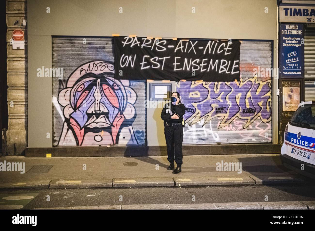 Lunedì 28 settembre 2020 sono entrate in vigore nuove misure sanitarie per contrastare l'aumento del numero di casi di COVID-19 in Francia. Tra questi, i bar di Parigi devono ora chiudere dalle 10:00. Per l'occasione, molti proprietari di bar nel 11th ° arrondissement, in particolare in rue Jean-Pierre Timbaud e rue Saint-Maur, hanno dimostrato la loro opposizione e i loro timori di una chiusura permanente da striscioni appesi sulla loro parte anteriore e fumo illuminazione, sostenuto e applaudito da clienti e residenti del quartiere. (Foto di Samuel Boivin/NurPhoto) Foto Stock