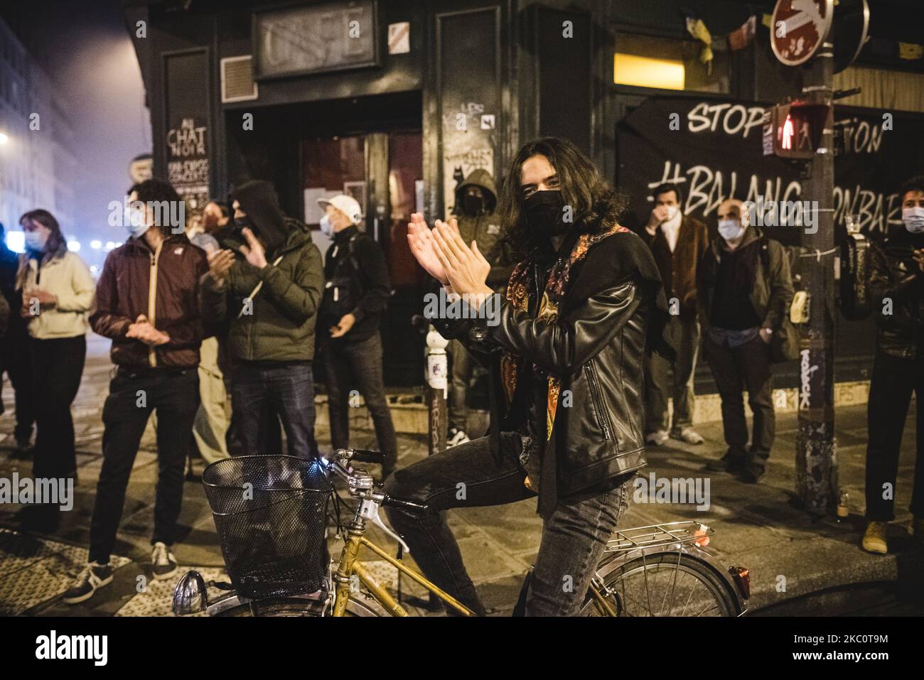Lunedì 28 settembre 2020 sono entrate in vigore nuove misure sanitarie per contrastare l'aumento del numero di casi di COVID-19 in Francia. Tra questi, i bar di Parigi devono ora chiudere dalle 10:00. Per l'occasione, molti proprietari di bar nel 11th ° arrondissement, in particolare in rue Jean-Pierre Timbaud e rue Saint-Maur, hanno dimostrato la loro opposizione e i loro timori di una chiusura permanente da striscioni appesi sulla loro parte anteriore e fumo illuminazione, sostenuto e applaudito da clienti e residenti del quartiere. (Foto di Samuel Boivin/NurPhoto) Foto Stock