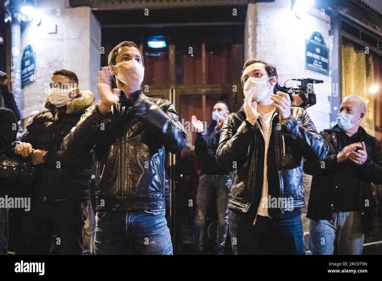 Lunedì 28 settembre 2020 sono entrate in vigore nuove misure sanitarie per contrastare l'aumento del numero di casi di COVID-19 in Francia. Tra questi, i bar di Parigi devono ora chiudere dalle 10:00. Per l'occasione, molti proprietari di bar nel 11th ° arrondissement, in particolare in rue Jean-Pierre Timbaud e rue Saint-Maur, hanno dimostrato la loro opposizione e i loro timori di una chiusura permanente da striscioni appesi sulla loro parte anteriore e fumo illuminazione, sostenuto e applaudito da clienti e residenti del quartiere. (Foto di Samuel Boivin/NurPhoto) Foto Stock