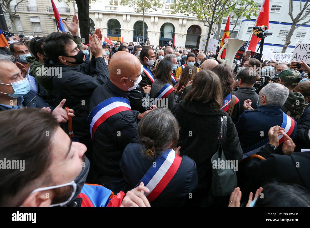 I rappresentanti eletti francesi partecipano ad una manifestazione di armeni di fronte all'ambasciata dell'Azerbaigian a Parigi, in Francia, il 29 settembre 2020 contro gli attacchi azerbayani contro il Nagorno Karabakh. (Foto di Michel Stoupak/NurPhoto) Foto Stock