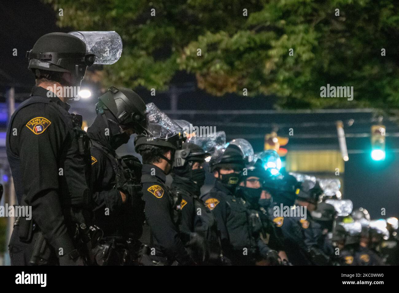 Diverse centinaia di manifestanti di Black Lives Matter si sono riuniti al di fuori del primo dibattito presidenziale a Cleveland, Ohio, il 29 settembre 2020. I manifestanti hanno marciato attraverso la Case Western Reserve University per una breve marcia prima di disperdersi dove una protesta più piccola si è poi formata al di fuori della Cleveland Clinic, dove il dibattito era ospitato. La presenza della polizia è stata notevole con gli ufficiali vestiti con gli attrezzi di tumulto. Erano presenti anche le guardie nazionali, che fornivano maggiore sicurezza. I manifestanti sono rimasti tranquilli per tutta la notte. (Foto di Adam J. Dewey/NurPhoto) Foto Stock