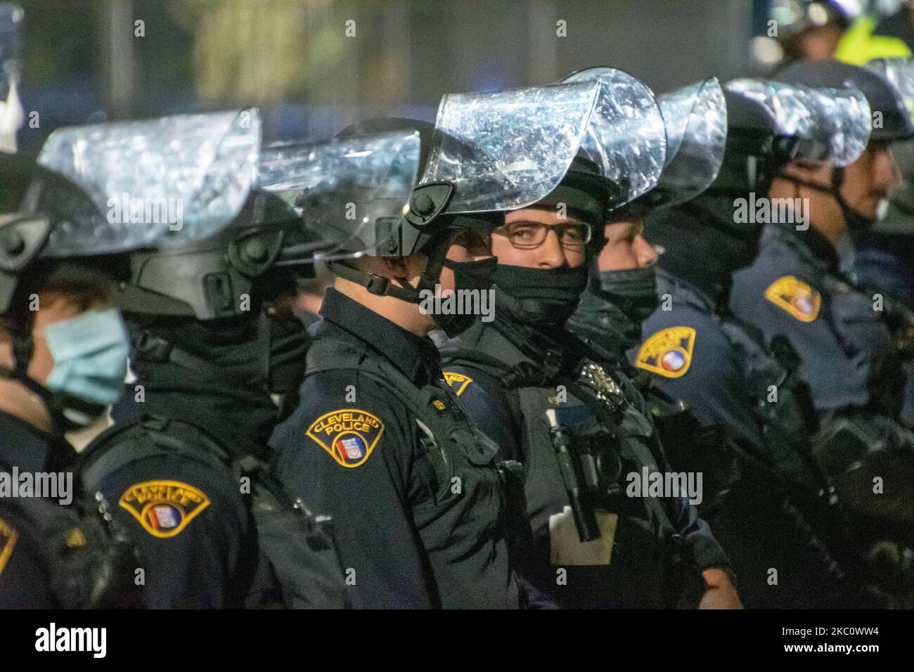 Diverse centinaia di manifestanti di Black Lives Matter si sono riuniti al di fuori del primo dibattito presidenziale a Cleveland, Ohio, il 29 settembre 2020. I manifestanti hanno marciato attraverso la Case Western Reserve University per una breve marcia prima di disperdersi dove una protesta più piccola si è poi formata al di fuori della Cleveland Clinic, dove il dibattito era ospitato. La presenza della polizia è stata notevole con gli ufficiali vestiti con gli attrezzi di tumulto. Erano presenti anche le guardie nazionali, che fornivano maggiore sicurezza. I manifestanti sono rimasti tranquilli per tutta la notte. (Foto di Adam J. Dewey/NurPhoto) Foto Stock