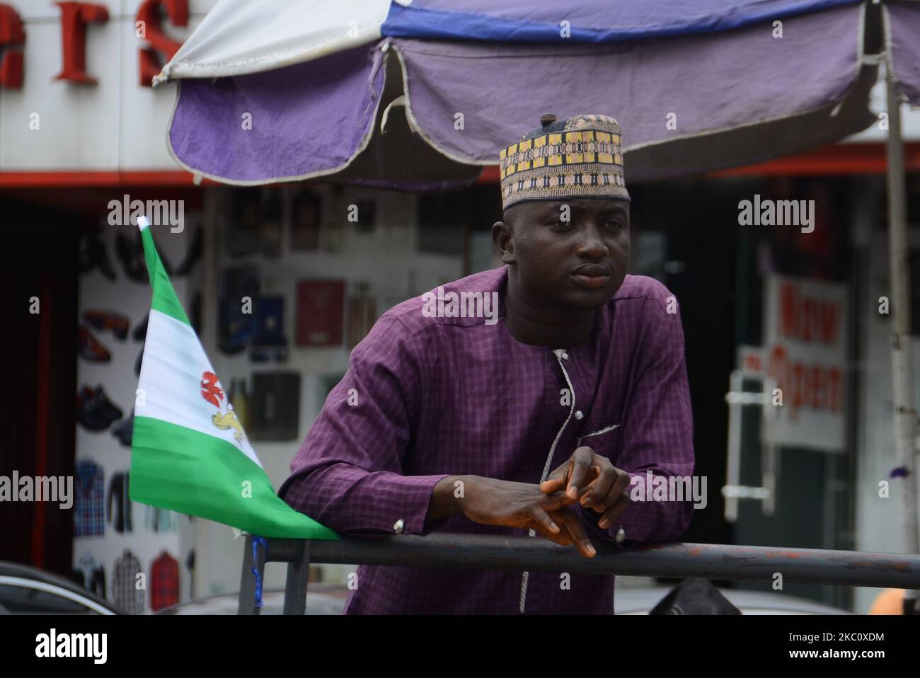 Un uomo attende l'autobus alla rotonda di Allen a Ikeja, davanti alla Nigeria 60th Independence Day Celebration, il 30 settembre 2020. (Foto di Olukayode Jaiyeola/NurPhoto) Foto Stock