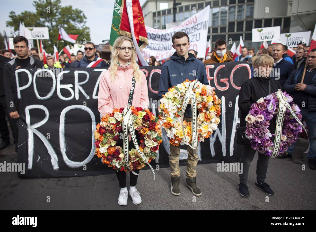 Gli agricoltori detengono corone funebri durante lo sciopero degli agricoltori contro il nuovo disegno di legge Piatka dla Zwierzat a Varsavia, in Polonia, il 30 settembre 2020. (Foto di Maciej Luczniewski/NurPhoto) Foto Stock