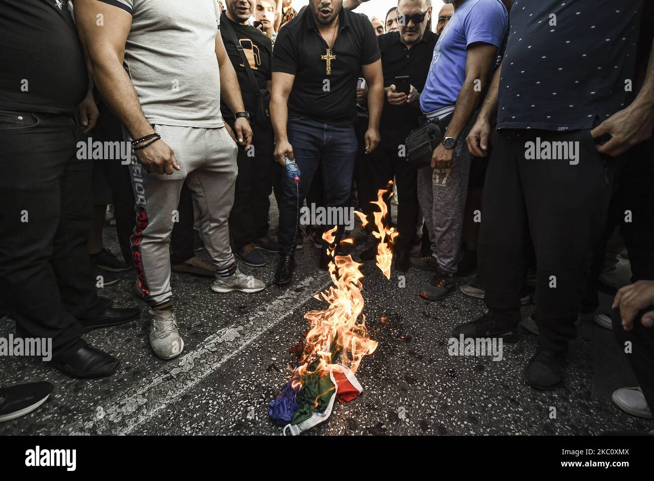 Gli armeni che vivono in Grecia, bruciano una bandiera dell'Azerbaigian durante un raduno ad Atene, mercoledì 30 settembre 2020. I manifestanti pro-armeni hanno bruciato una bandiera dell'Azerbaigian durante una manifestazione al di fuori del parlamento greco mercoledì, mentre il governo greco si è offerto di aiutare gli sforzi di mediazione volti a porre fine ai combattimenti sul territorio separatista del Nagorno-Karabakh. (Foto di Dimitris Lampropoulos/NurPhoto) Foto Stock