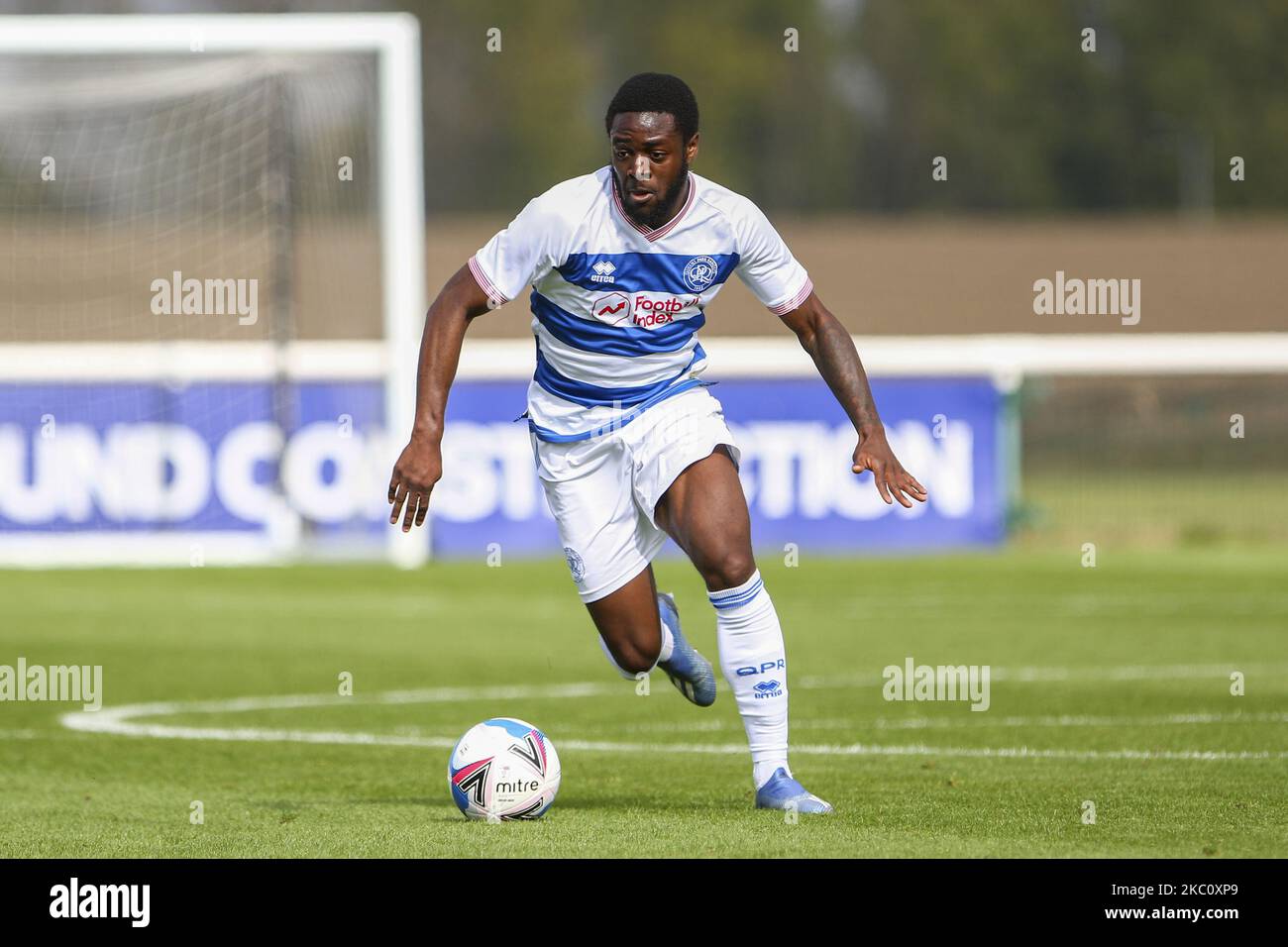 Aramide Oteh di Queen Park Rangers durante la PL Professional Development League South Match Queens Park Rangers e Millwall presso l'Imperial College Ground di Hayes, Middlesex, Inghilterra, il 28 settembre, 2020. (Foto di Ian Randall/MI News/NurPhoto) Foto Stock