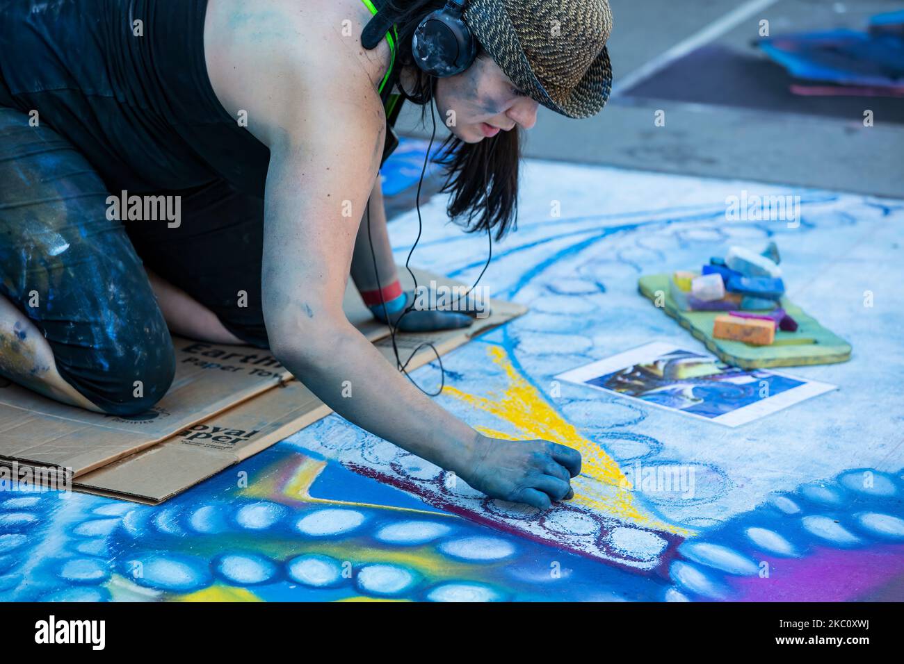 Artista che lavora su chalk pezzo di arte, Chalk Art Festival, Larimer Square, Denver, Colorado, STATI UNITI D'AMERICA Foto Stock