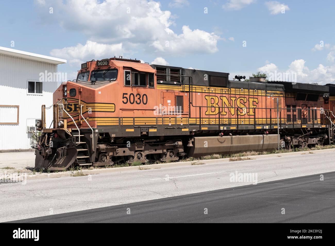 Kokomo - circa Agosto 2022: Locomotiva ferroviaria BNSF. BNSF è una filiale ferroviaria di Berkshire Hathaway con 32.500 miglia di binario. Foto Stock