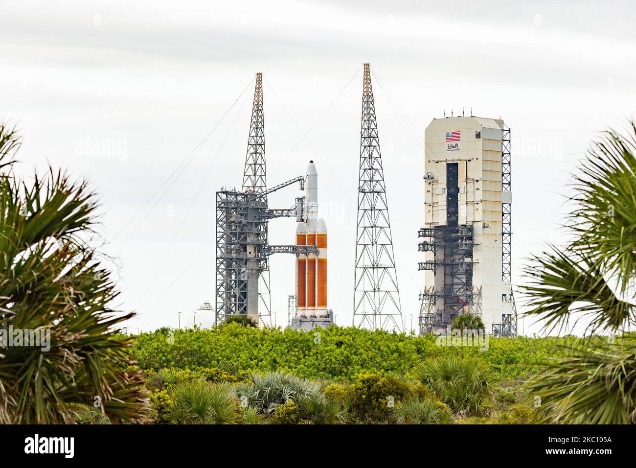 Il tempo tempestoso e le diverse questioni tecniche continuano a ritardare il lancio del Delta IV Heavy Rocket dell'ULA con un payload classificato per l'Ufficio Nazionale di ricostruzione. Il 30 settembre 2020 a Cape Canaveral, Floriaa, Stati Uniti. (Foto di Manuel Mazzanti/NurPhoto) Foto Stock
