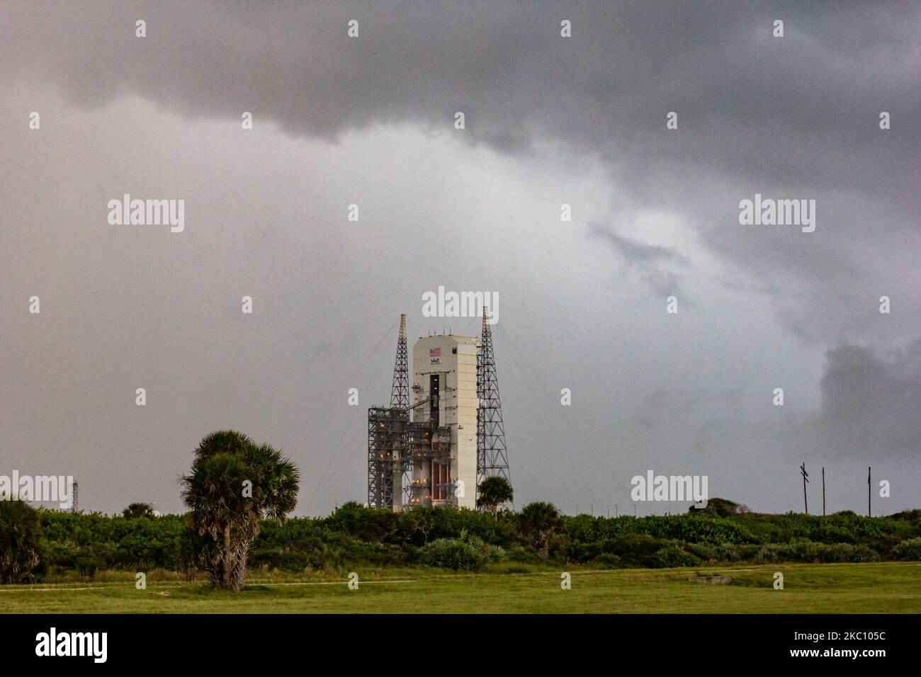 Il tempo tempestoso e le diverse questioni tecniche continuano a ritardare il lancio del Delta IV Heavy Rocket dell'ULA con un payload classificato per l'Ufficio Nazionale di ricostruzione. Il 30 settembre 2020 a Cape Canaveral, Floriaa, Stati Uniti. (Foto di Manuel Mazzanti/NurPhoto) Foto Stock