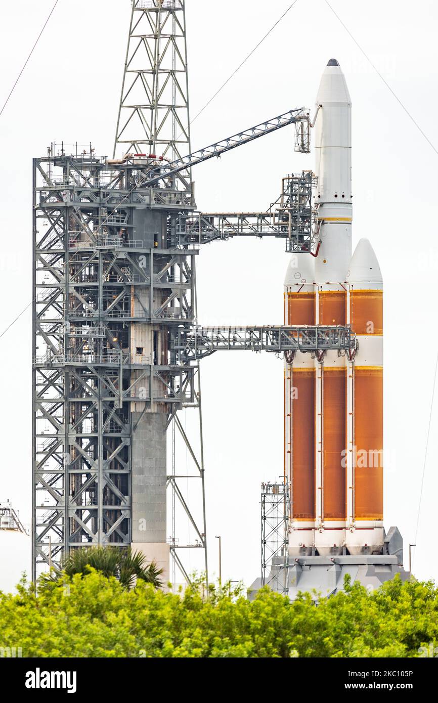 Il tempo tempestoso e le diverse questioni tecniche continuano a ritardare il lancio del Delta IV Heavy Rocket dell'ULA con un payload classificato per l'Ufficio Nazionale di ricostruzione. Il 30 settembre 2020 a Cape Canaveral, Floriaa, Stati Uniti. (Foto di Manuel Mazzanti/NurPhoto) Foto Stock