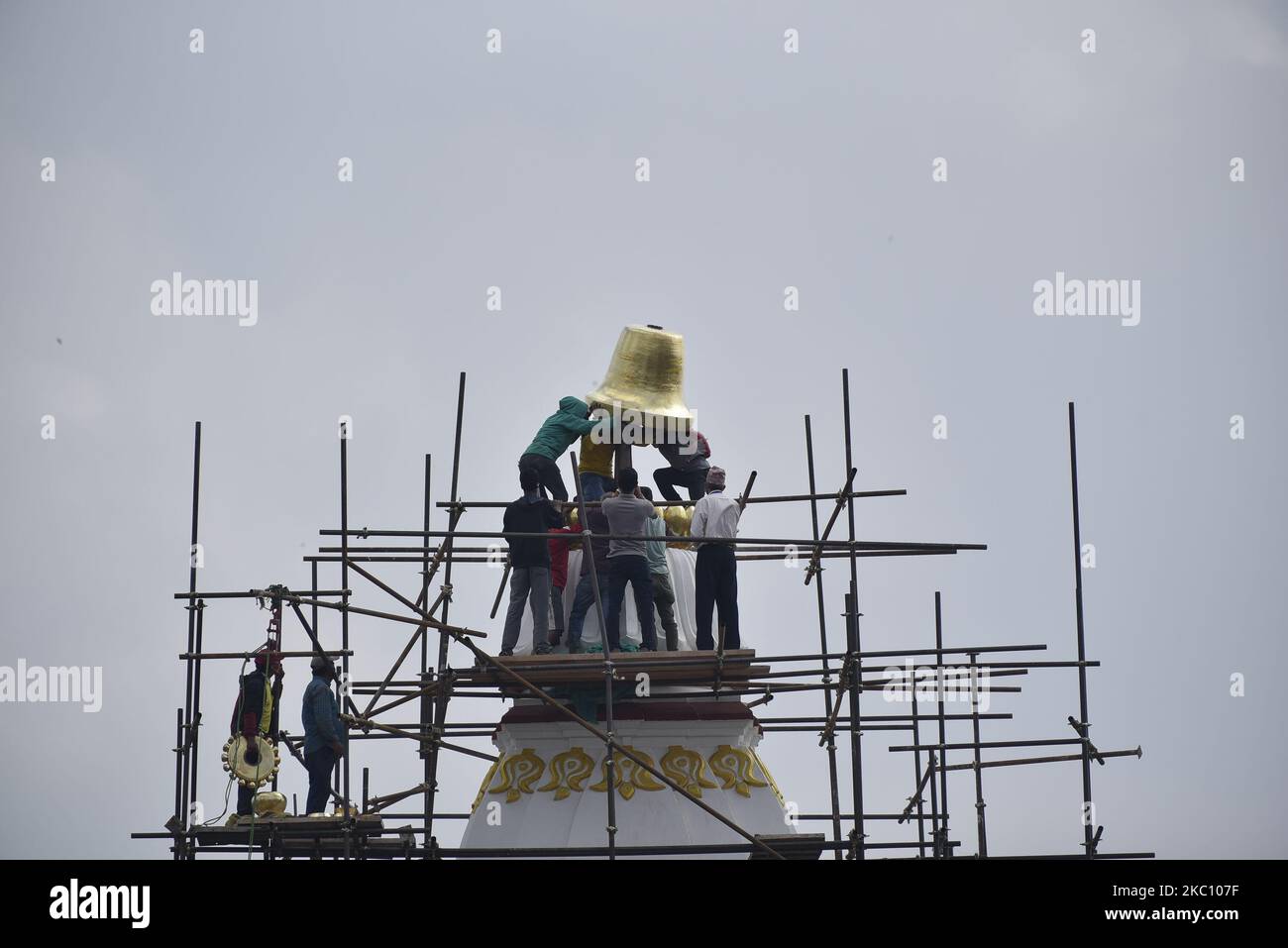 Popolo nepalese installare il pinnacolo sulla cima del tempio Bal Gopaleshwar di Rani Pokhari dopo la ricostruzione a Kathmandu, Nepal Giovedi, 1 ottobre 2020. Il tempio che distrusse durante il terremoto del 2015 e recentemente ricostruito nello stile originale di Malla-era Shikar. (Foto di Narayan Maharjan/NurPhoto) Foto Stock