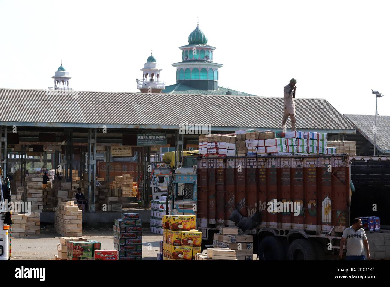 I lavoratori di Kashmiri trasportano scatole di prodotti da caricare su camion in un mercato all'ingrosso della frutta a Sopore, distretto di baramulla, Jammu e Kashmir, India, circa 54kms km a nord di Srinagar, il 02 ottobre 2020. Recentemente, i coltivatori e gli acquirenti di mele presso Fruit Mandi nella zona di Sopore, nel distretto nord del Kashmir Baramulla, hanno organizzato una protesta contro il governo per â€œfailingâ€ per rimediare alle loro questioni. (Foto di Nasir Kachroo/NurPhoto) Foto Stock