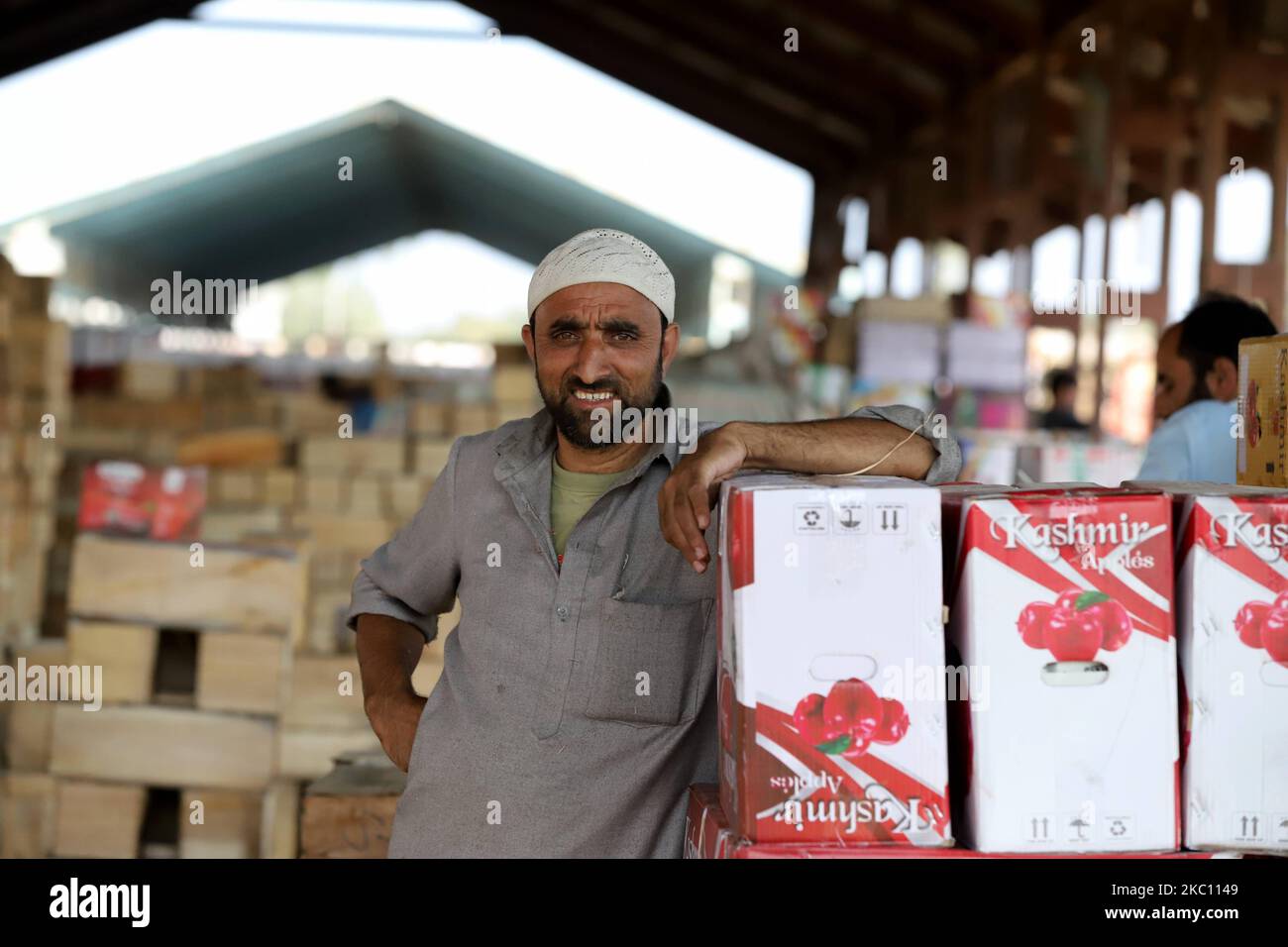 I lavoratori di Kashmiri trasportano scatole di prodotti da caricare su camion in un mercato all'ingrosso della frutta a Sopore, distretto di baramulla, Jammu e Kashmir, India, circa 54kms km a nord di Srinagar, il 02 ottobre 2020. Recentemente, i coltivatori e gli acquirenti di mele presso Fruit Mandi nella zona di Sopore, nel distretto nord del Kashmir Baramulla, hanno organizzato una protesta contro il governo per â€œfailingâ€ per rimediare alle loro questioni. (Foto di Nasir Kachroo/NurPhoto) Foto Stock
